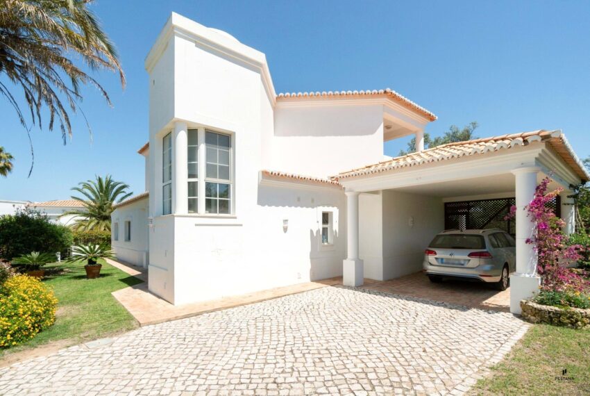 3 bedroom villa carport for car view in Gramacho Golf Resort, Carvoeiro - Algarve